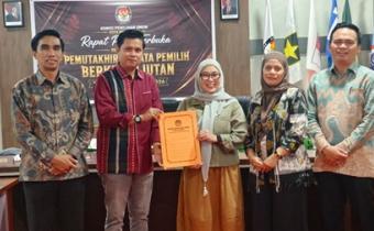 Bawaslu Kota Pekanbaru menghadiri Rapat Pleno Terbuka Rekapitulasi Pemutakhiran Data Pemilih Berkelanjutan (PDPB) Triwulan II Tahun 2026 yang diselenggarakan oleh KPU Kota Pekanbaru di Aula KPU Kota Pekanbaru.