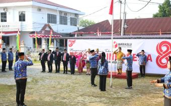 Bawaslu Kota Pekanbaru menghadiri upacara bendera dalam rangka memperingati Hari Ulang Tahun (HUT) ke-81 Kemerdekaan Republik Indonesia yang dilaksanakan di halaman Kantor Bawaslu Provinsi Riau