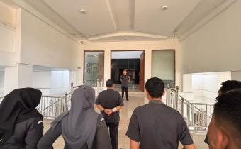 Koordinator Sekretariat Bawaslu Kota Pekanbaru, Angga Pratama menjadi Pembina Apel senin pagi di Lingkungan Bawaslu Kota Pekanbaru.