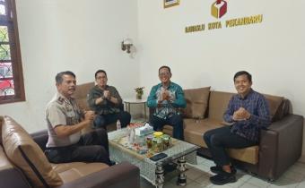 Terima Kunjungan Kapolsek Bukit Raya, Bawaslu Pekanbaru Dorong Kolaborasi Kelembagaan
